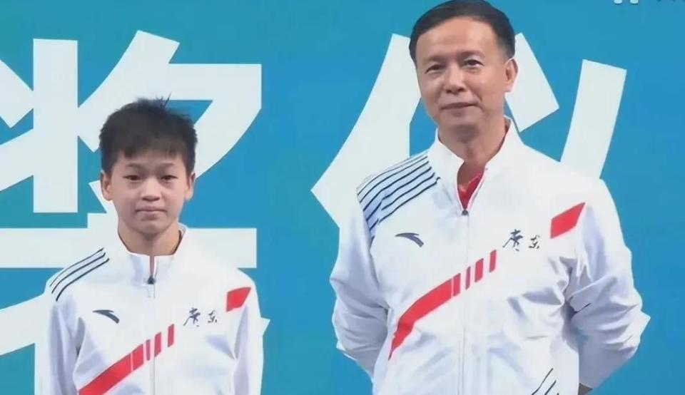 头抿嘴微笑, 像战利品般, 次动作拆解