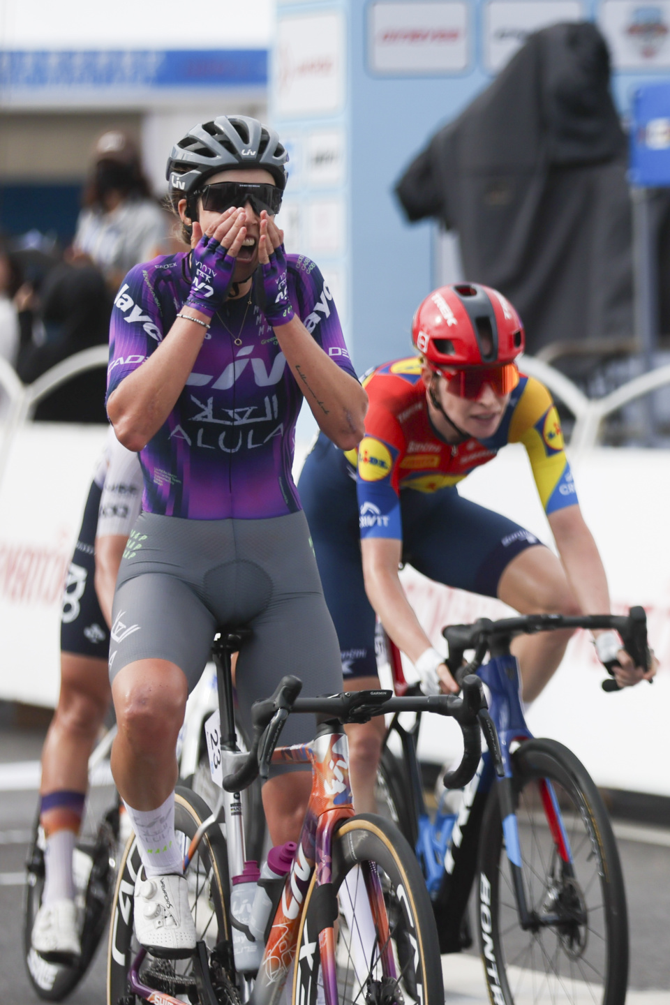 新华社记者, 瓦尔克韦塞, 杰科车队车